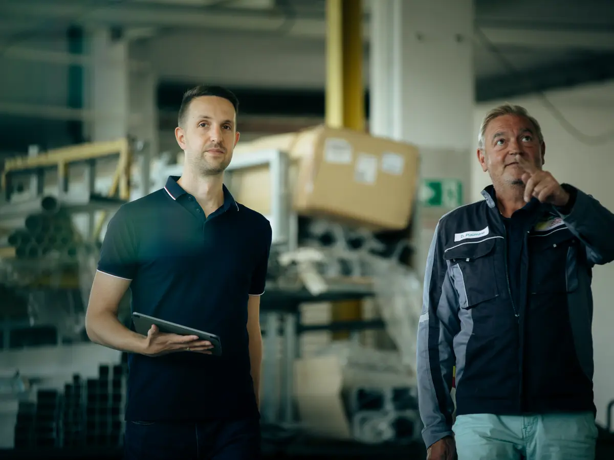Markus Tombült bei der Werkstatt-Begehung