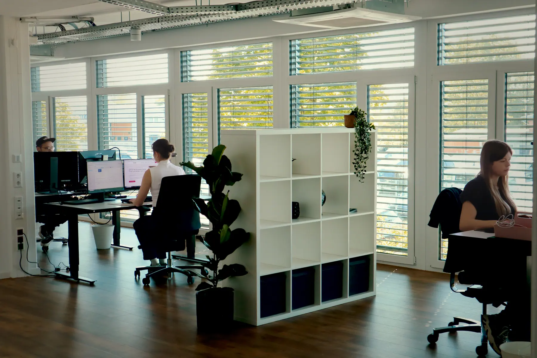 Das MTT media Team im gemeinsamen Büroalltag