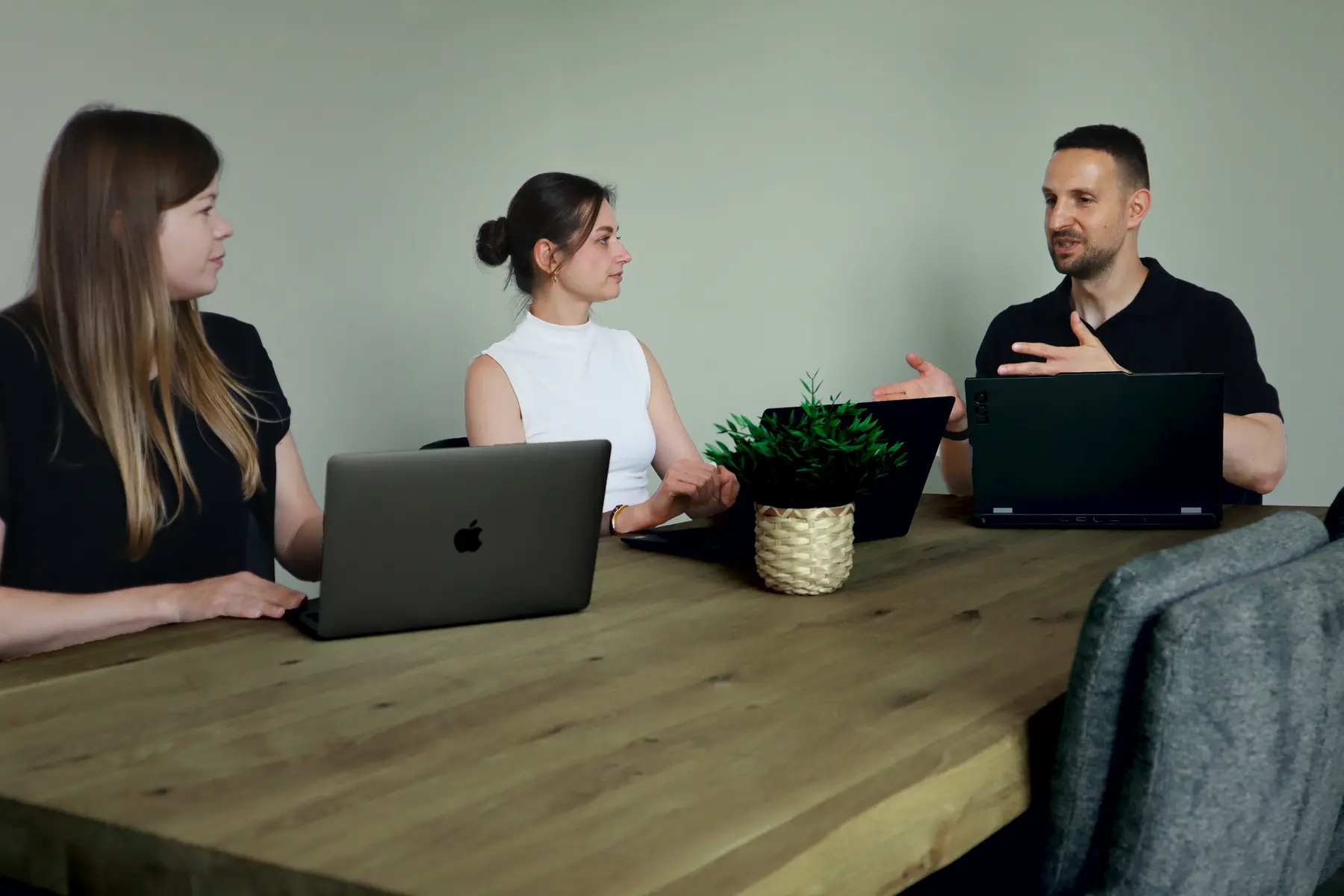 Das MTT media Team in der gemeinsamen Strategie-Runde am Konferenztisch