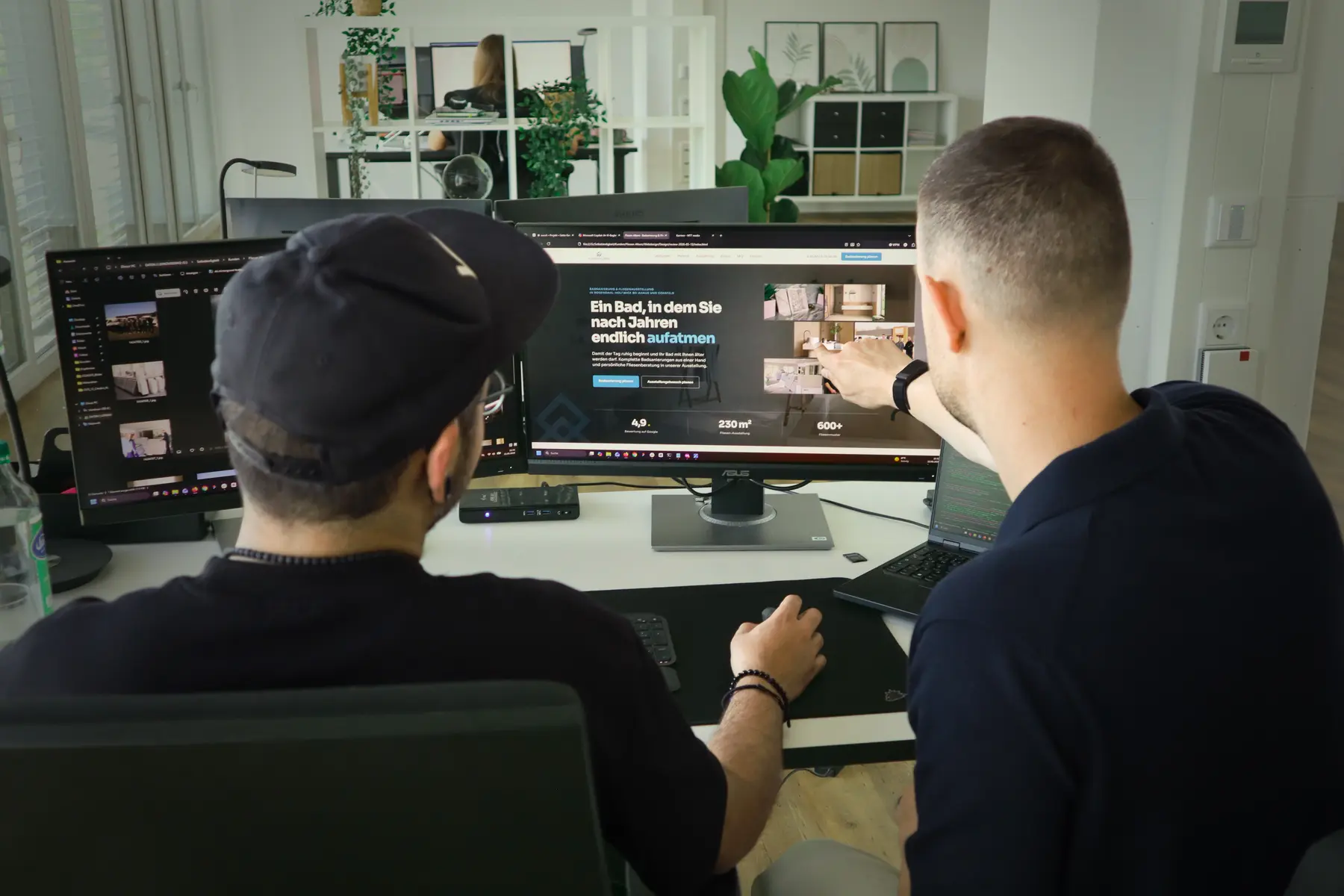 Markus Tombült und Maximilian bei der Webdesign-Abstimmung am Schreibtisch