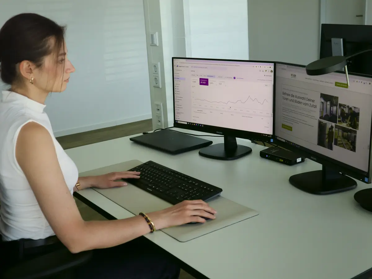 Veronika Tombült am Schreibtisch im MTT media Büro